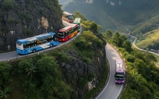 CSGT lái xe giường nằm 2 tầng để đánh giá an toàn trên đường đèo