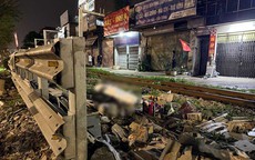 Đi xe máy qua lối ngang tự mở, người đàn ông bị tàu hỏa tông tử vong