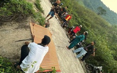 Xe máy lao xuống vực, vợ tử vong, chồng trọng thương