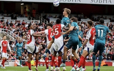 Arsenal tăng tốc đua vô địch