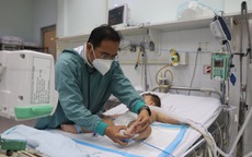 Trẻ nguy kịch vì mắc bệnh tay chân miệng không triệu chứng