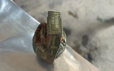 Học sinh lớp 8 mang lựu đạn nhặt được còn nguyên kíp nổ giao nộp CSGT