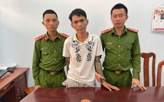 Bị bắt giữa phố, gã đàn ông lộ số ma túy cất giấu trong người