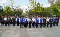 Đoàn đại biểu TPHCM và Bộ Tư lệnh Vùng Cảnh sát biển 3 dâng hương liệt sĩ tại Côn Đảo