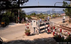 CLIP: Người phụ nữ vượt rào chắn đường sắt, ngã sát đường ray khi tàu sắp tới