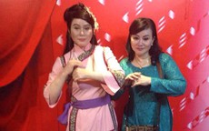 Nghệ sĩ Cẩm Thu nhìn lại Phan Kim Liên sau 9 năm gặp lại bức tượng sáp