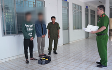 Bắt quả tang 2 thanh niên làm chuyện lén lút giữa đêm khuya