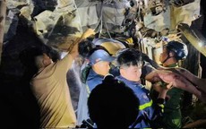 Cận cảnh giải cứu tài xế bị thương mắc kẹt khi xe tải rơi xuống vực sâu 80 m