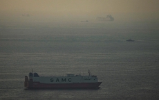 Hai siêu tàu chở dầu quay đầu tại eo biển Hormuz vào phút chót