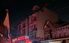 Vụ cháy nhà trọ ở TPHCM: Lính cứu hộ băng mình xuyên qua khói lửa cứu người