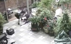 Xôn xao clip chồng đánh vợ, túm tóc kéo lê từ sân vào nhà