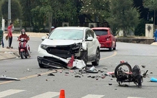 Xe máy rớt bánh sau va chạm với ô tô, một người tử vong tại chỗ