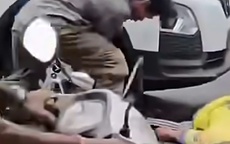 Tài xế xe ôm công nghệ bị co giật trên đường ở TPHCM suýt bị ô tô cán qua người