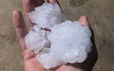 VIDEO: Mưa đá to bằng nắm tay, nhiều tài sản, nhà dân bị hư hỏng