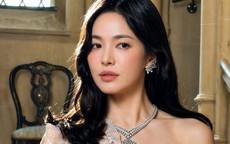 Song Hye-kyo khoe nhan sắc xinh đẹp như "nữ thần"