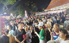 Hình ảnh ùn ùn đi thưởng thức bánh mì tại lễ hội ở trung tâm TPHCM tối 23-4