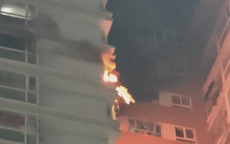 CLIP: Cháy căn hộ tầng 16 chung cư ở TPHCM, khói đen bao trùm 