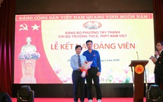 Nguyên Phó Chủ tịch nước Trương Mỹ Hoa dự lễ kết nạp Đảng viên mới cho 2 học sinh ở TPHCM