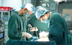 HIẾM GẶP: Cứu bệnh nhân đi tiểu ra phân