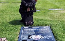 NSƯT Mỹ Châu khóc sưng mắt khi viếng mộ NSƯT Ngọc Đáng sau 4 năm