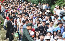 Biển người đổ về Đền Hùng trước ngày Giỗ tổ Hùng Vương