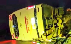 Mất phanh, xe khách chở 39 người bị lật khi xuống dốc