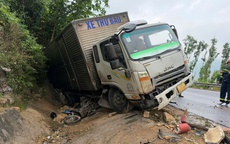 Xe tải đổ đèo nghi mất lái tông xe máy, 2 người thương vong