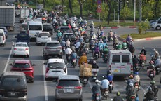 Cửa ngõ phía Tây TPHCM đang ùn ứ, các xe di chuyển rất chậm