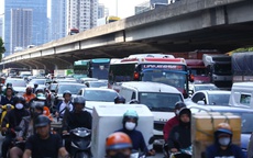 Nhiều tuyến đường ùn ứ kéo dài trước kỳ nghỉ lễ, người dân chật vật rời Hà Nội