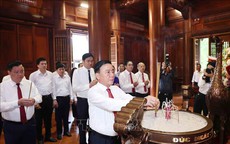 Thường trực Ban Bí thư Trần Cẩm Tú dâng hương tưởng niệm Chủ tịch Hồ Chí Minh