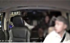 CLIP: Mâu thuẫn với bạn gái, người đàn ông nhảy khỏi taxi khi xe đang chạy