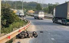 Bị văng khỏi đường sau va chạm với xe đầu kéo, một người chết