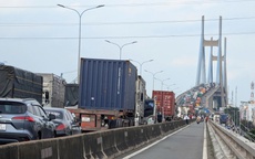 Phát hiện thi thể bé trai còn dây rốn dưới chân cầu Phú Mỹ, TPHCM