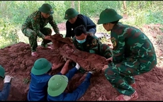 Cúc áo quân phục, võng dù hé lộ nơi an táng 2 liệt sĩ giữa núi rừng Quảng Trị