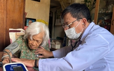 TPHCM: Người lớn tuổi vui mừng khi bác sĩ đến chăm sóc sức khỏe tại nhà