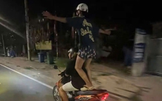 Nam sinh lớp 11 "biểu diễn" trên xe máy bị công an mời làm việc