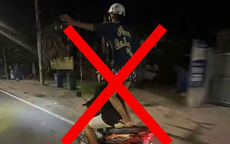 Nam sinh lớp 11 "biểu diễn" trên xe máy bị công an mời làm việc