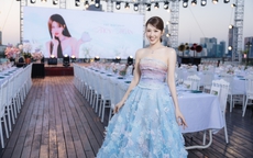 Thúy Ngân rực rỡ trên du thuyền 