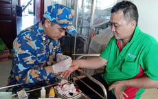 Quân y Nhà giàn DK1/7 kịp cứu ngư dân bị cá chình cắn 