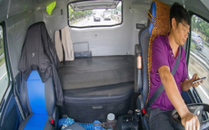 Hai tài xế bị phạt vì vừa lái xe, vừa dùng điện thoại