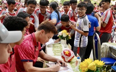 Hoàng Đức, Văn Lâm truyền cảm hứng trong chương trình "Áo ấm đến trường"