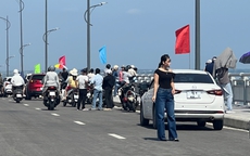 Công an khuyến cáo "nóng" việc dừng, đỗ xe trên cầu vượt cửa biển để check-in