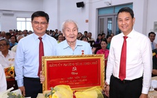 TPHCM: Trao Huy hiệu Đảng cho 61 đảng viên phường Tăng Nhơn Phú