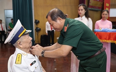 Nhiều phường ở TPHCM trao Huy hiệu Đảng, biểu dương điển hình học Bác dịp 19-5