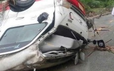 VIDEO: Lũ lên bất ngờ, xe khách bị vò nát, cuốn trôi gần 100 m