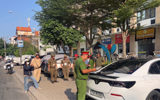 Xử lý nhiều ô tô đậu trên vỉa hè ở TPHCM, cẩu xe nếu gây cản trở giao thông