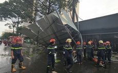 TPHCM: Giông lốc khiến mái tôn đổ sập, ùn tắc giao thông