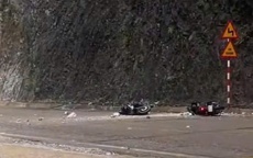 VIDEO: Đi xe máy trên quốc lộ, bất ngờ bị đá từ trên núi rơi trúng người