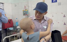 CLIP: Khoảnh khắc ấm áp của tỉ phú Johnathan Hạnh Nguyễn và các bệnh nhi
