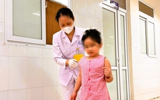 Bé 6 tuổi nhập viện trong tình trạng khó thở, liệt cơ toàn thân do rắn cắn